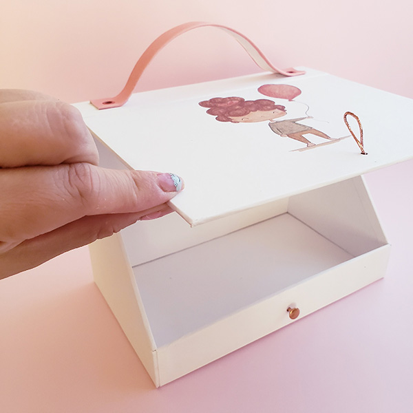 CAJA CON SUJETADOR (contenido de valor)